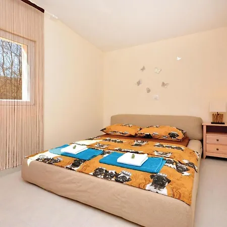 Holiday home 4 Bedroom Awesome In Lecevica