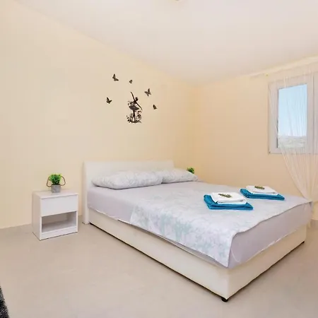 Holiday home 4 Bedroom Awesome In Lecevica